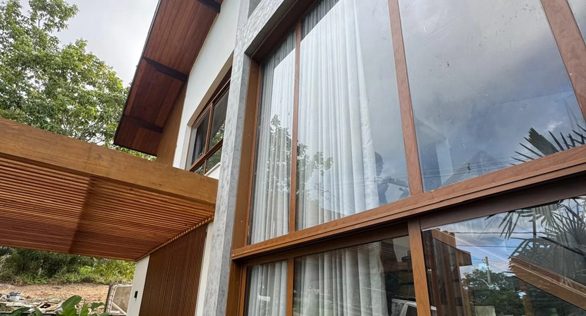 Detalhe do encontro entre o vidro e o perfil de alumínio