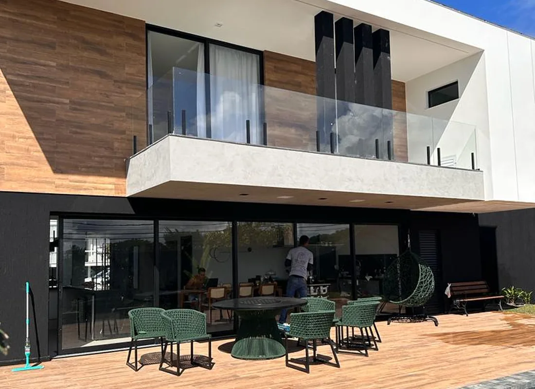 Residência Alphaville: esquadrias de alumínio, vidro e guarda-corpo de vidro
