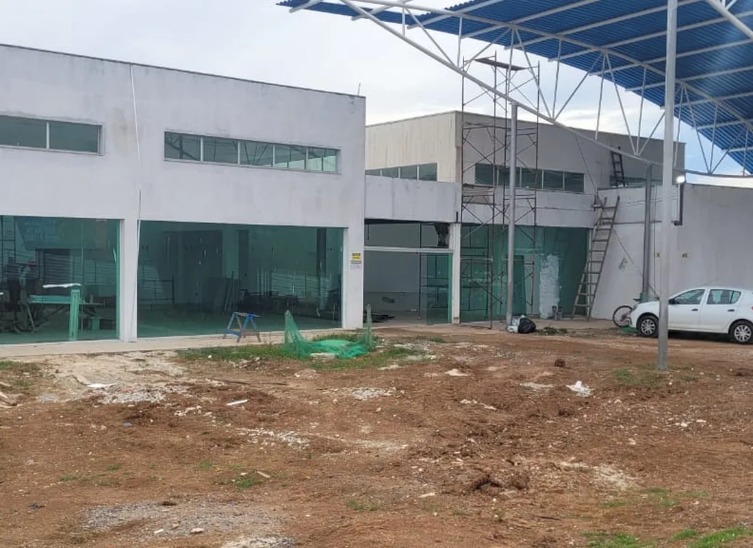 Policlínica de São Francisco do Conde: fachada de vidro