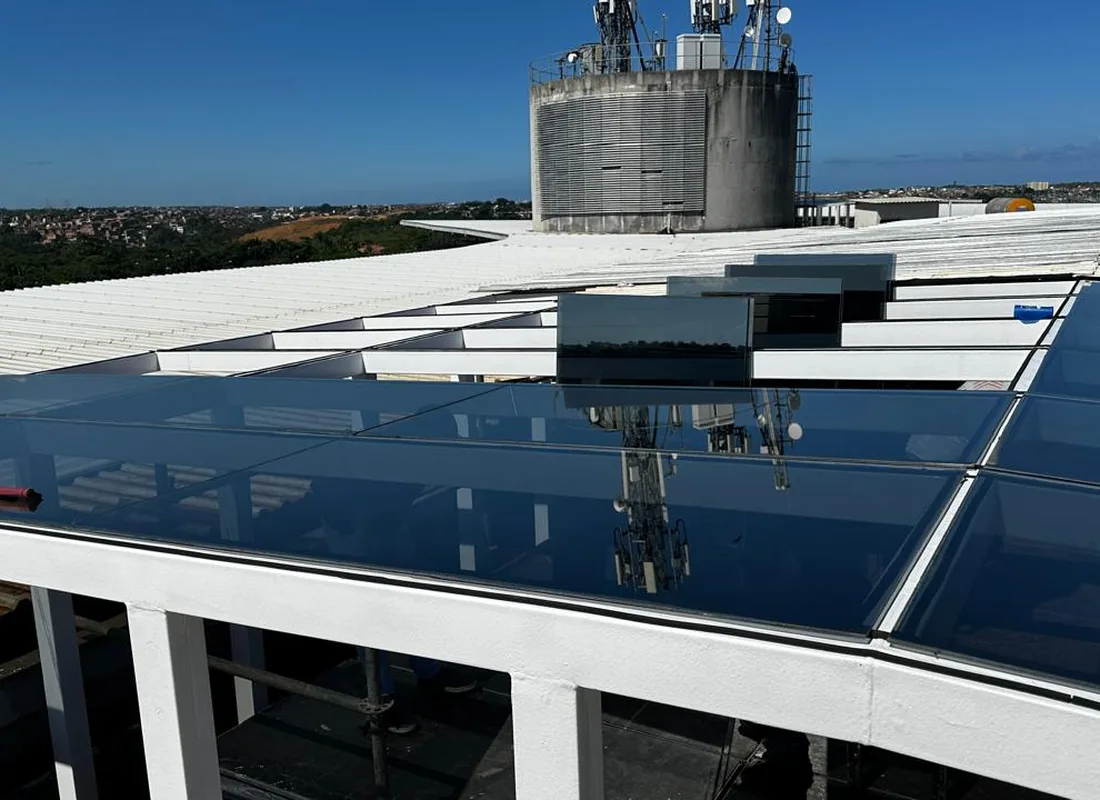 Tecnocentro: cobertura em vidro laminado estrutural