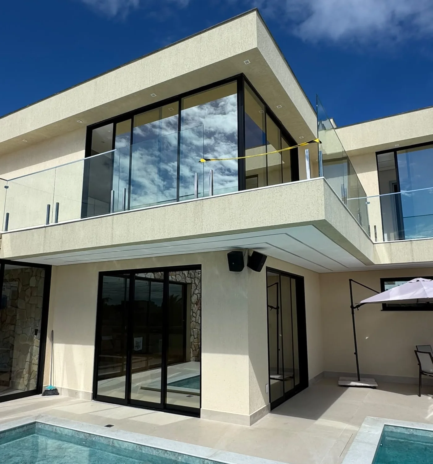 Residência com fechamento em vidro e estrutura de alumínio, obra Real Vetro